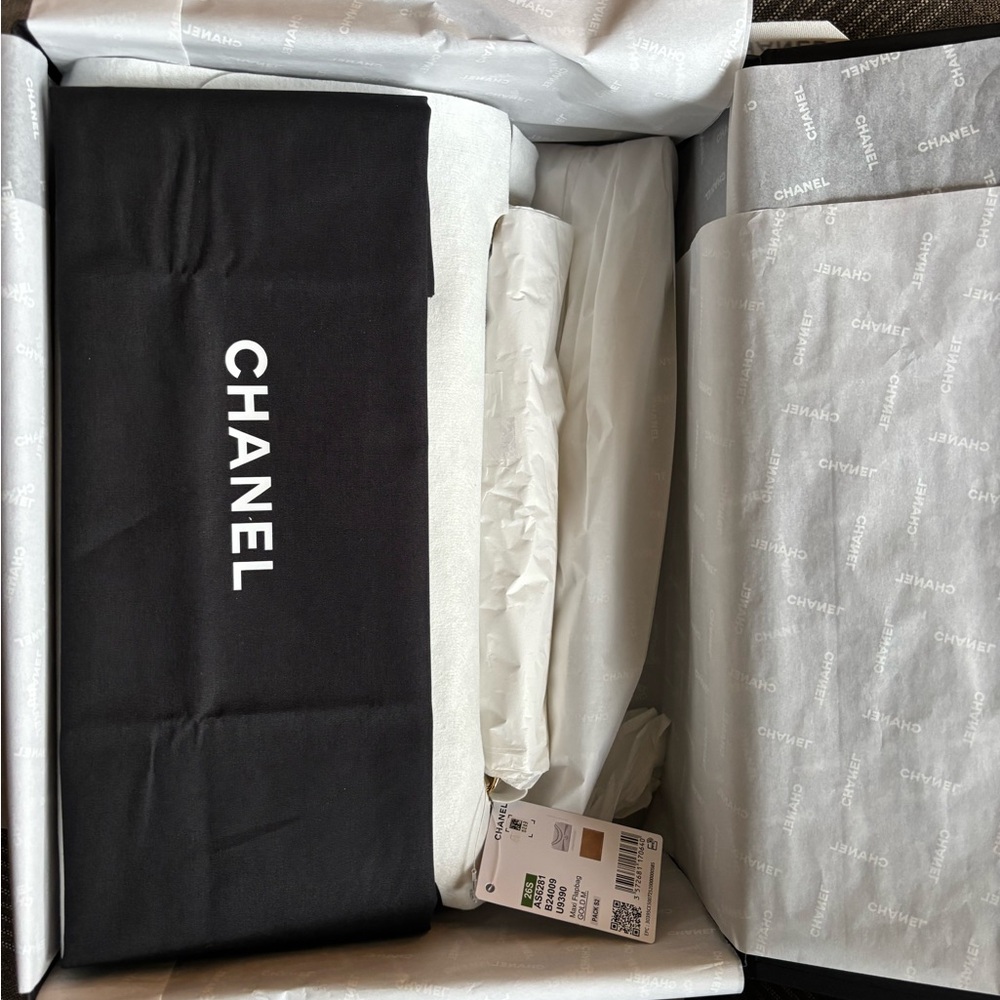 CHANEL maxi flap suede 2026 NEW - Picture 5 of 16